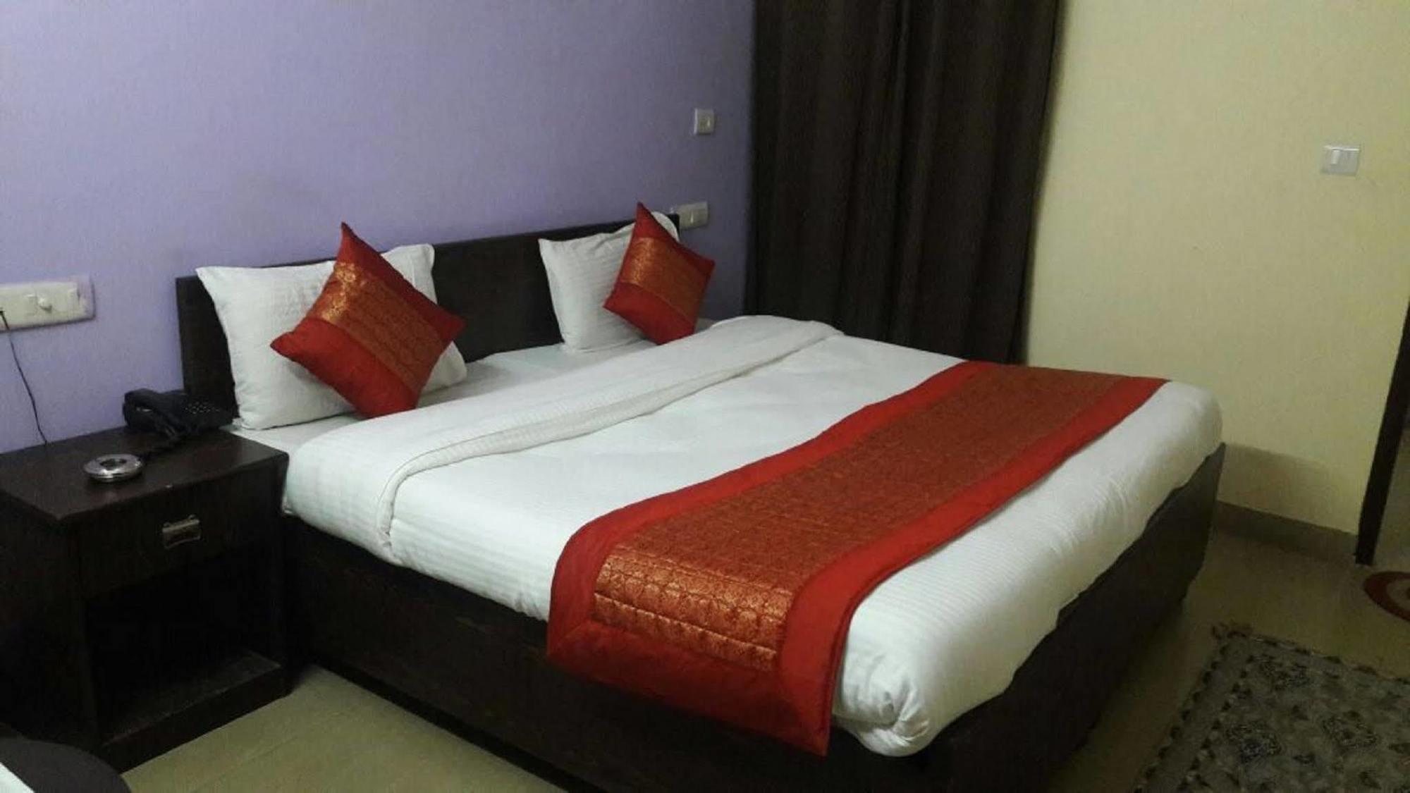 Hotel O Mahipalpur Inn New Delhi Bagian luar foto